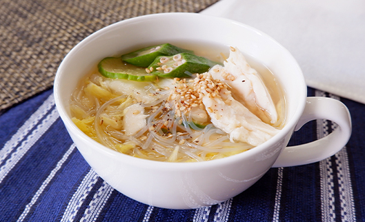 冷房で冷えた体に！ホタテと鶏の風味香る生姜春雨スープ